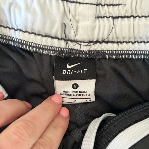 Athletic shorts - Picture 2 of 3